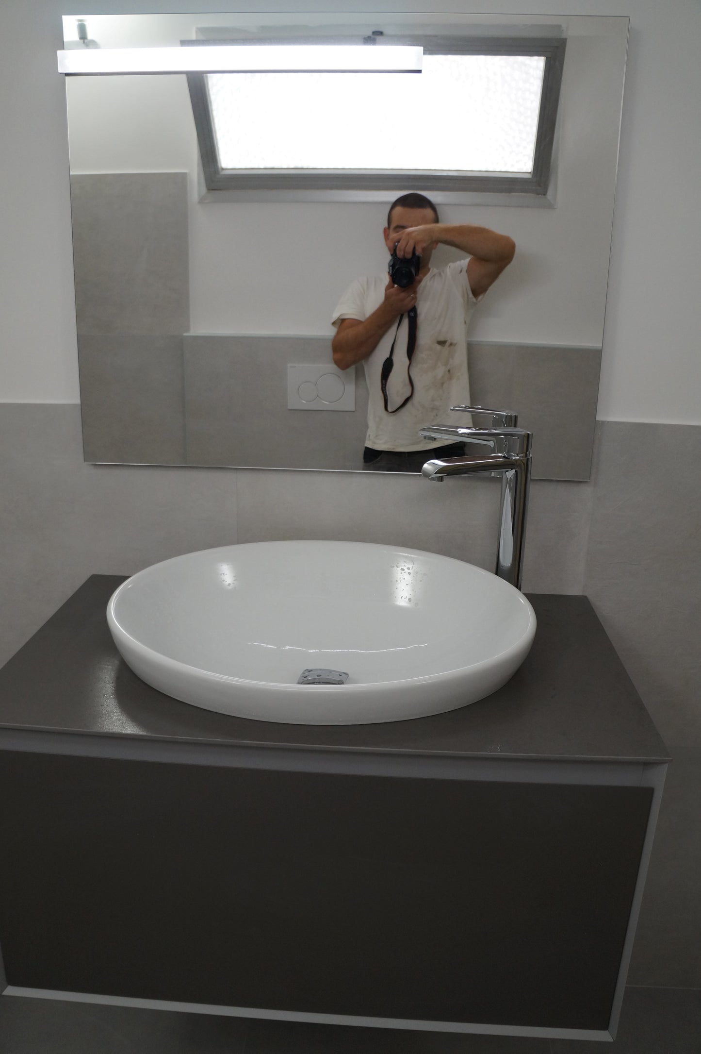 Renovare baie modernă cu sanitare suspendate și cadă