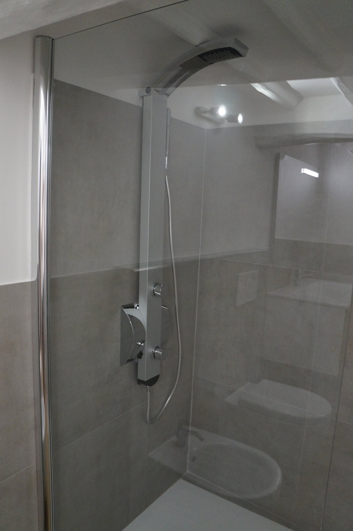 Renovare baie modernă cu sanitare suspendate și duș