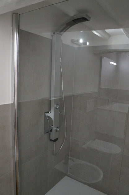 Renovare baie modernă cu sanitare suspendate și duș