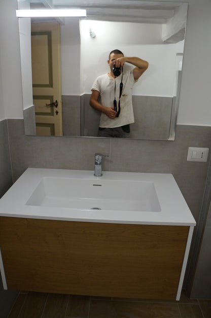 Renovare baie modernă cu sanitare suspendate și duș