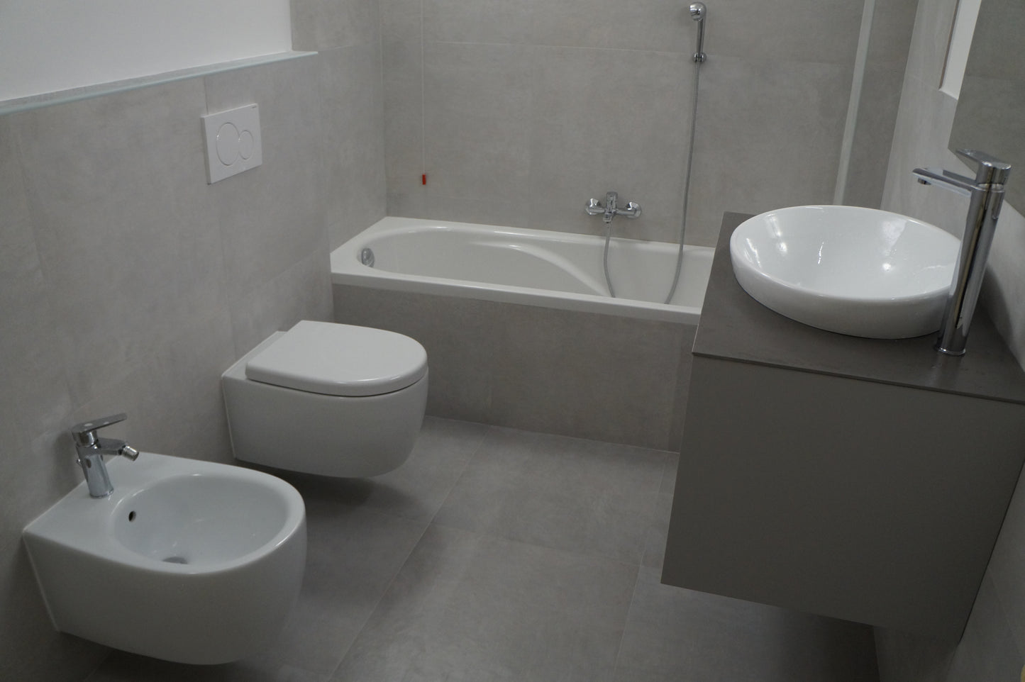Renovare baie modernă cu sanitare suspendate și cadă