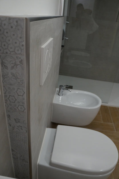 Renovare baie modernă cu sanitare suspendate și duș