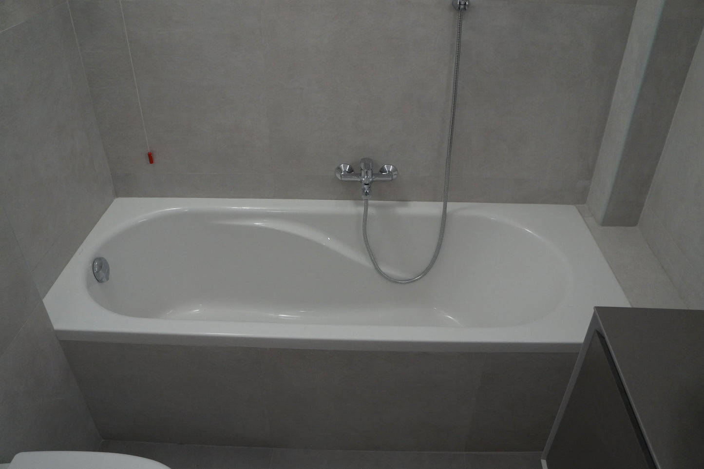 Renovare baie modernă cu sanitare suspendate și cadă