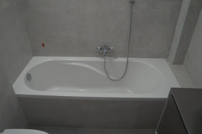 Renovare baie modernă cu sanitare suspendate și cadă