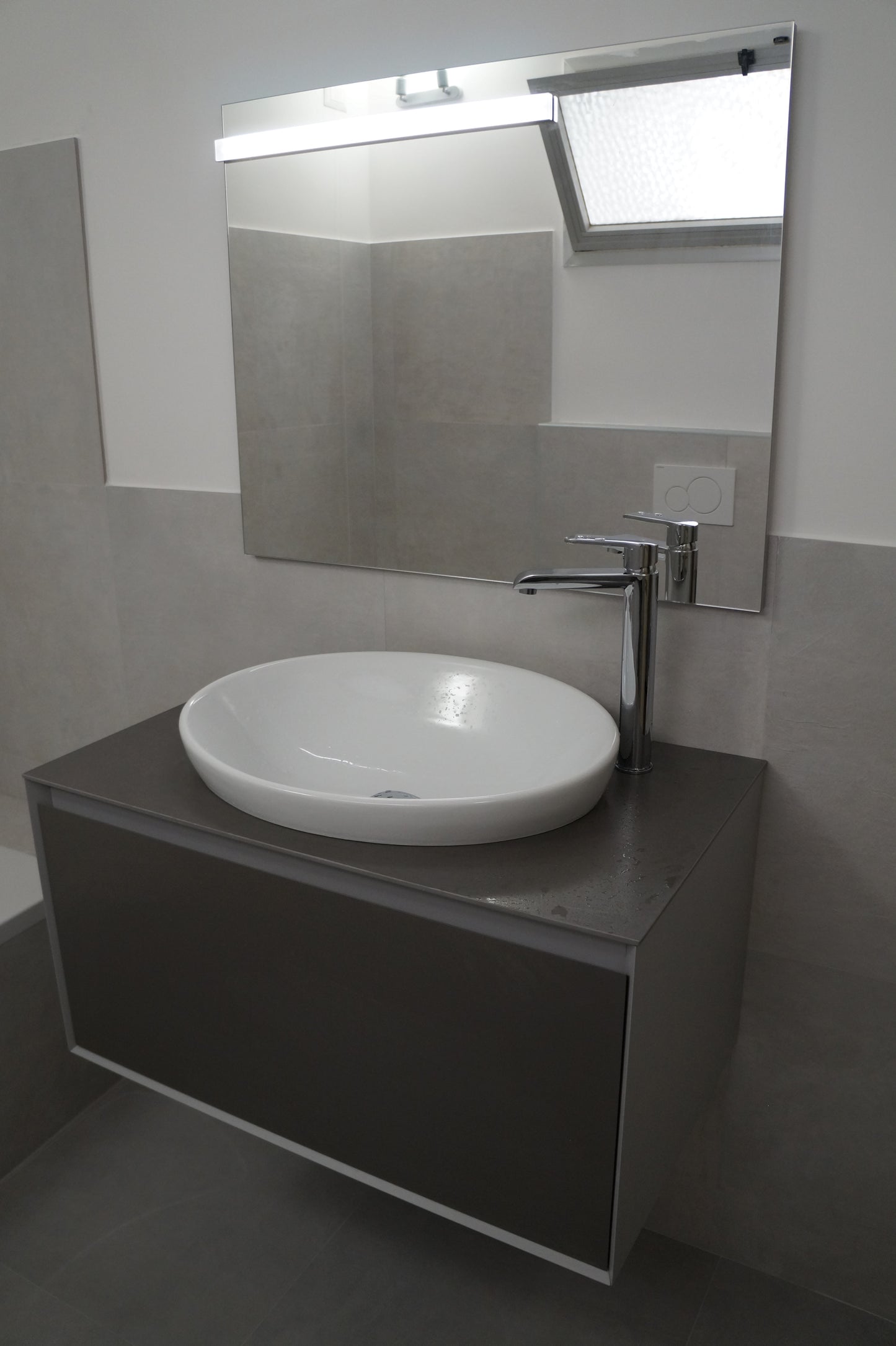 Renovare baie modernă cu sanitare suspendate și cadă