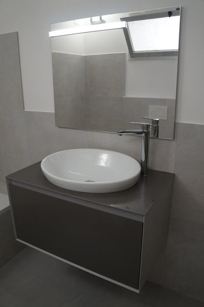 Renovare baie modernă cu sanitare suspendate și cadă