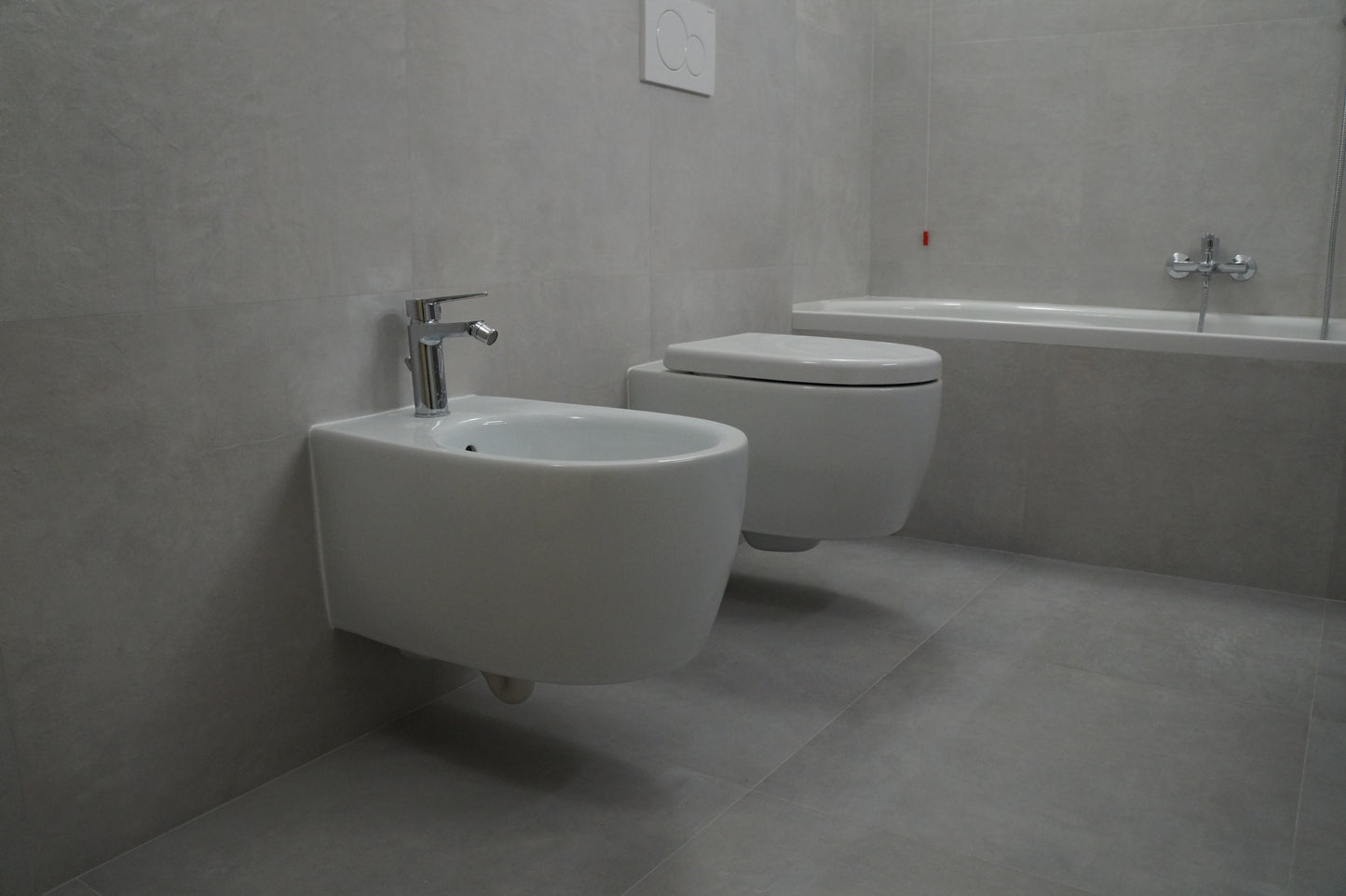 Renovare baie modernă cu sanitare suspendate și cadă