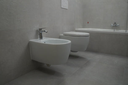 Renovare baie modernă cu sanitare suspendate și cadă
