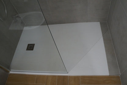 Renovare baie modernă cu sanitare suspendate și duș