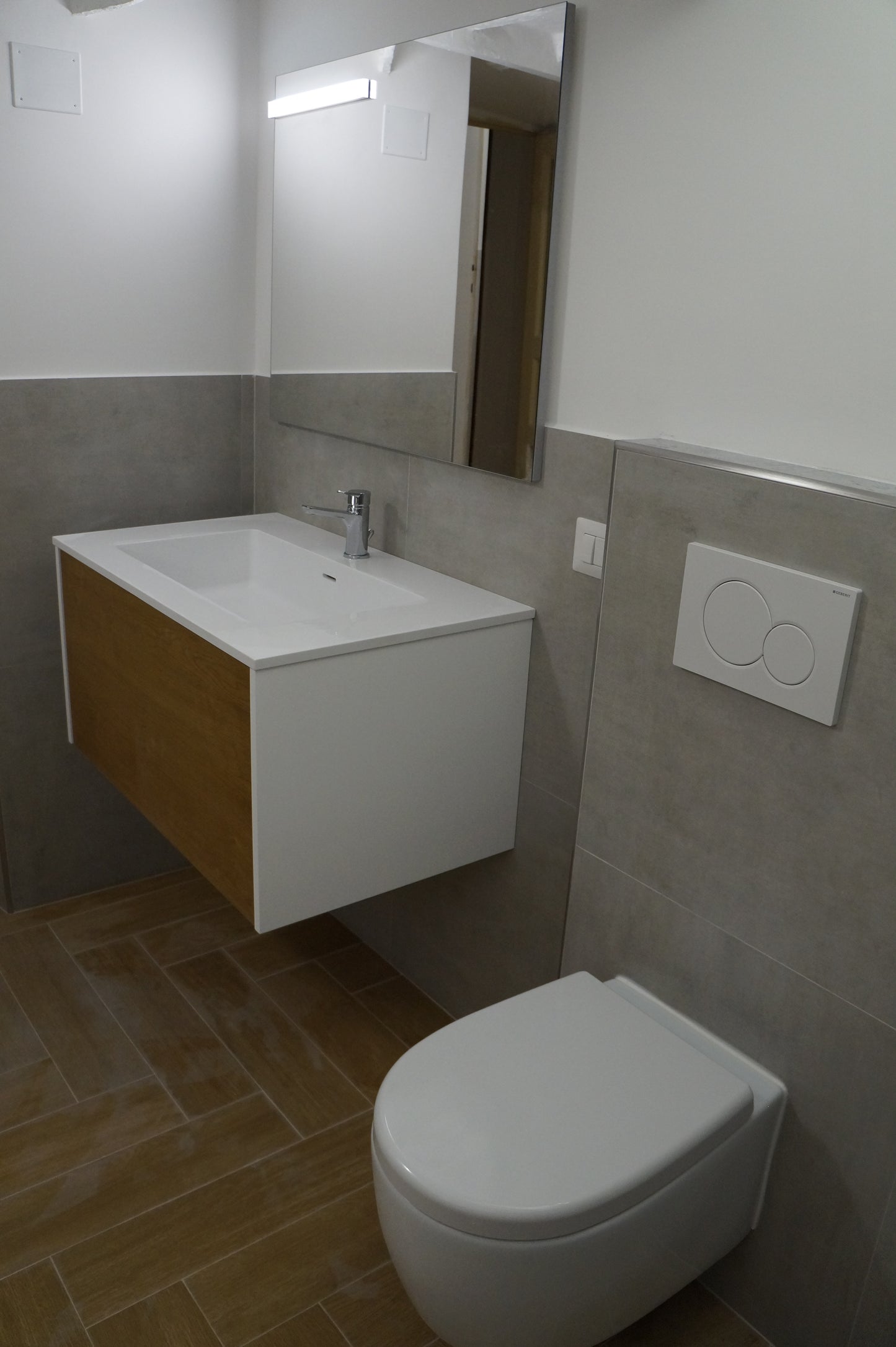Renovare baie modernă cu sanitare suspendate și duș