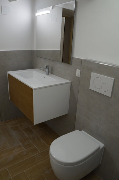 Renovare baie modernă cu sanitare suspendate și duș