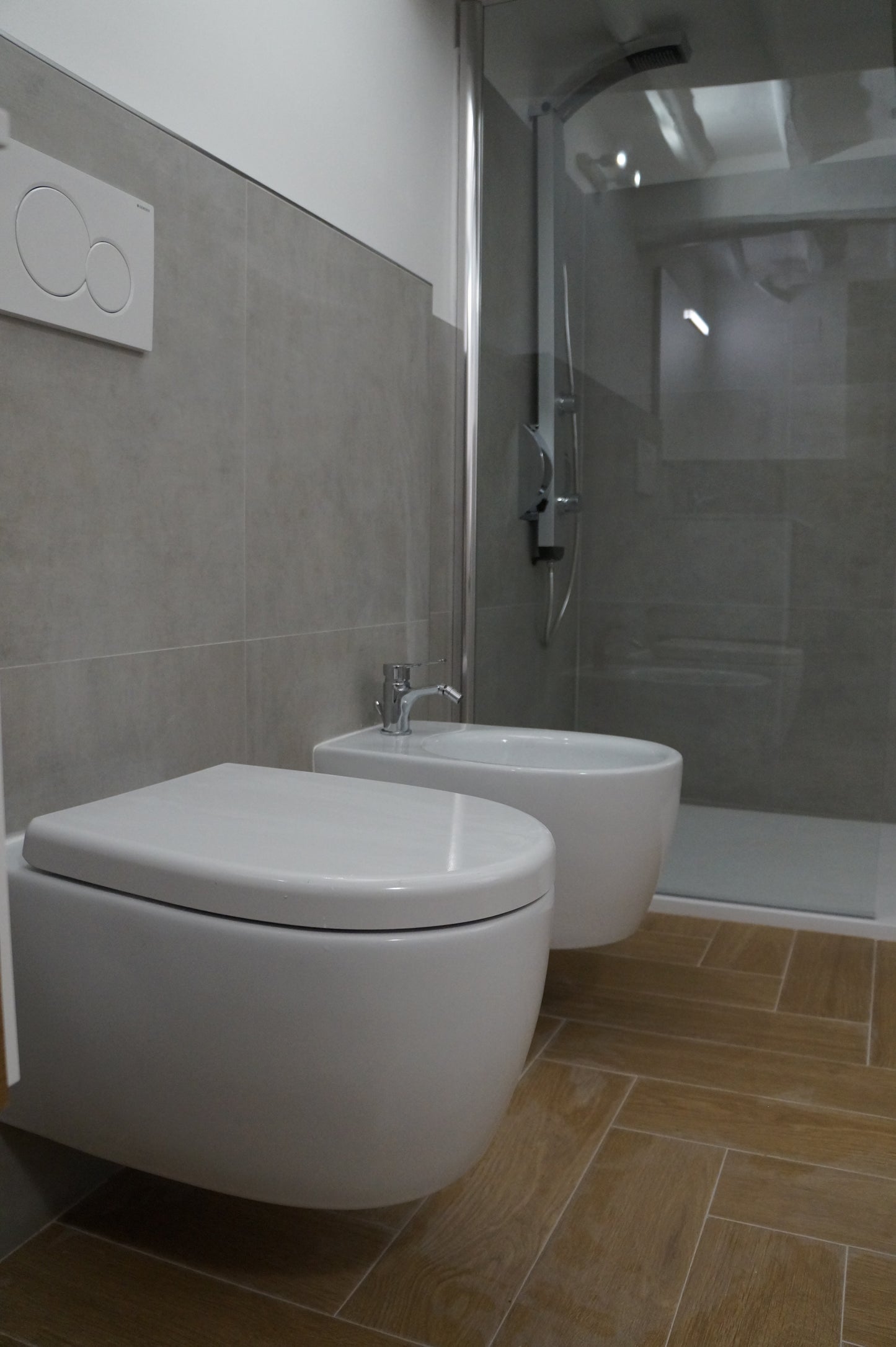 Renovare baie modernă cu sanitare suspendate și duș