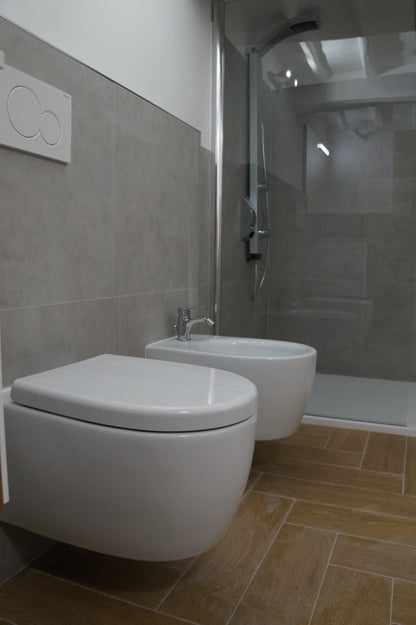 Renovare baie modernă cu sanitare suspendate și duș