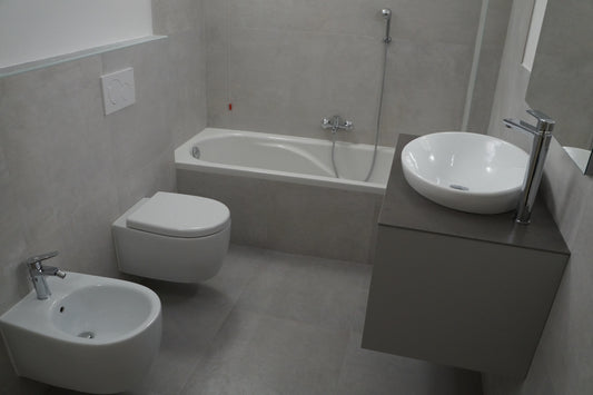 Renovare baie modernă cu sanitare suspendate și cadă