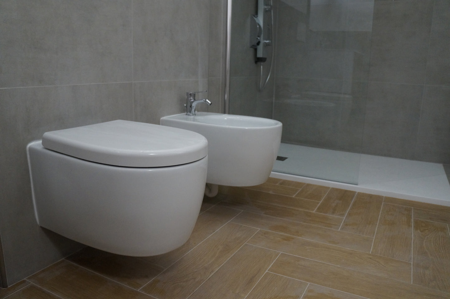 Renovare baie modernă cu sanitare suspendate și duș
