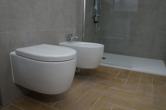 Renovare baie modernă cu sanitare suspendate și duș