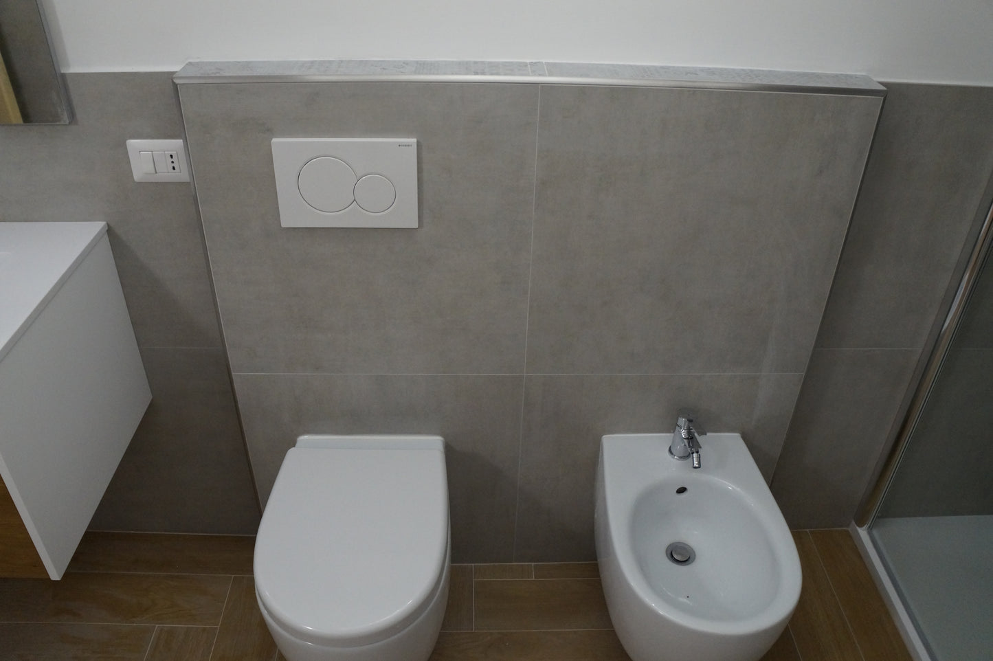 Renovare baie modernă cu sanitare suspendate și duș